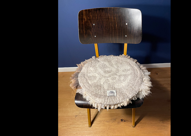 Ein flauschiges sehr weiches Sitzfell mit Wolle aus den Bündner Alpen. Passt auf jeden Stuhl oder Hocker, ob in der Küche, im Esszimmer, im Auto oder im Büro. Macht jede Sitzgelegenheit komfortabel und behaglich. Einmal probiert für immer verliebt. Die helle Wolle ist nicht heikel auf Schmutz. Denn Wolle ist schmutzabweisend. Und falls doch ein Malheur passiert - die Jawoll-Felle sind waschbar bei 30 Grad im Wollwaschgang mit Wollwaschmittel.