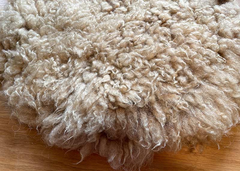 Ein wolligweiches Sitzfell mit Wolle aus den Bündner Alpen. Passt auf jeden Stuhl oder Hocker, ob in der Küche, im Esszimmer, im Auto oder im Büro. Macht jede Sitzgelegenheit komfortabel und behaglich. Einmal probiert für immer verliebt. Die helle Wolle ist nicht heikel auf Schmutz. Denn Wolle ist schmutzabweisend. Und falls doch ein Malheur passiert - die Jawoll-Felle sind waschbar bei 30 Grad im Wollwaschgang mit Wollwaschmittel.