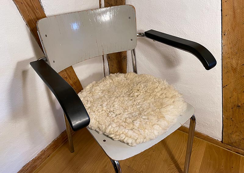 Ein kräftig flauschiges Sitzfell aus den Bündner Alpen. Passt auf jeden Stuhl oder Hocker, ob in der Küche, im Esszimmer, im Auto oder im Büro. Macht jede Sitzgelegenheit komfortabel und behaglich. Einmal probiert für immer verliebt. 